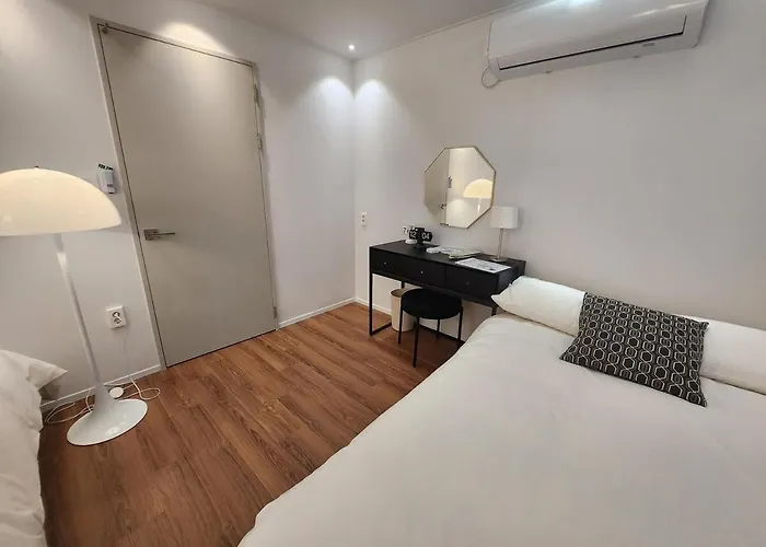 New Serene Hongdae Gardensuite, 5min From Arex 아파트